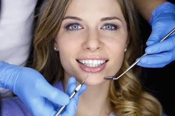 Consultație stomatologică pentru evaluarea uzurii dentare la Denti Service Bacău