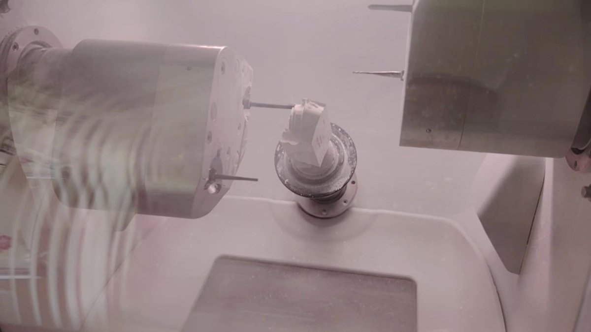 Frezare CAD-CAM detaliu – unitate CEREC Primemill în timpul realizării unei coroane dentare la Clinica Denti Service Bacău