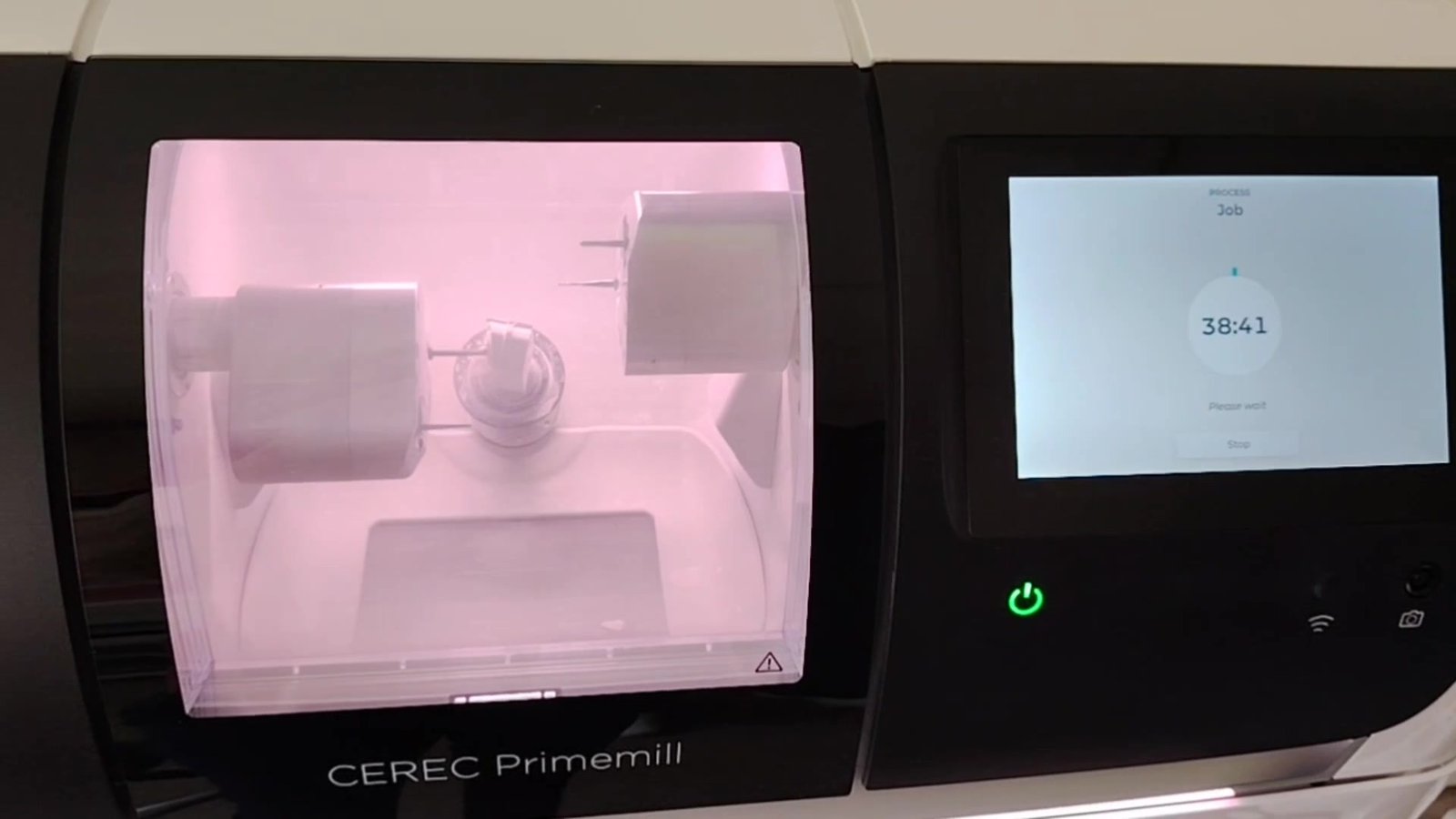Unitatea CEREC Primemill în funcțiune la Clinica Denti Service Bacău – frezare digitală a coroanei dentare