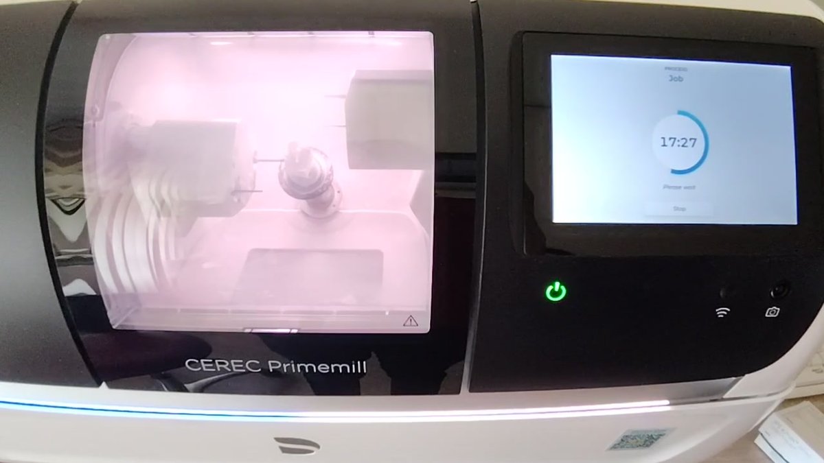 Unitatea CEREC Primemill din Clinica Denti Service Bacău – flux digital CAD-CAM pentru coroane dentare într-o singură ședință