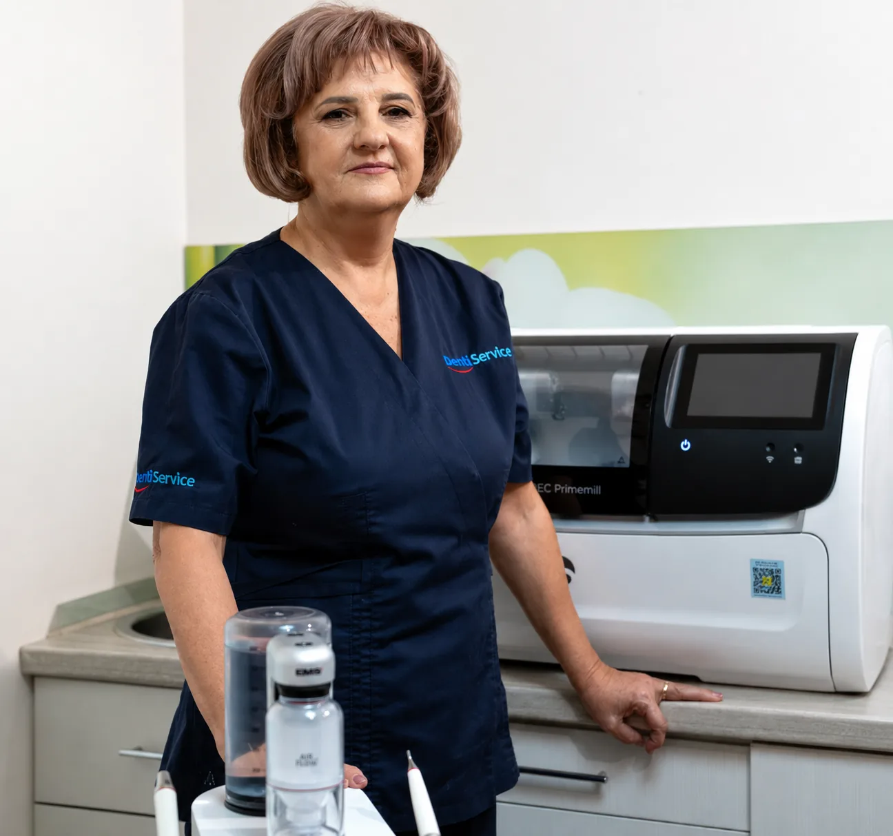 Medic Denti Service Bacău lângă echipamentul CEREC Primemill folosit pentru realizarea componentelor protetice în clinică