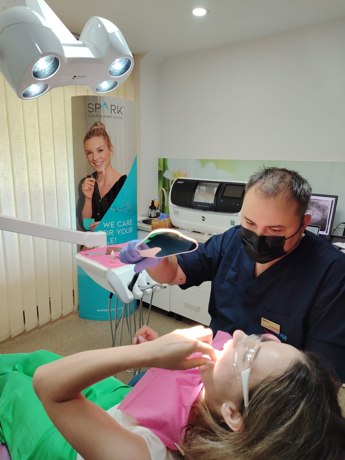 Consultație ortodontică la Denti Service Bacău – medic ortodont și pacient în cabinet