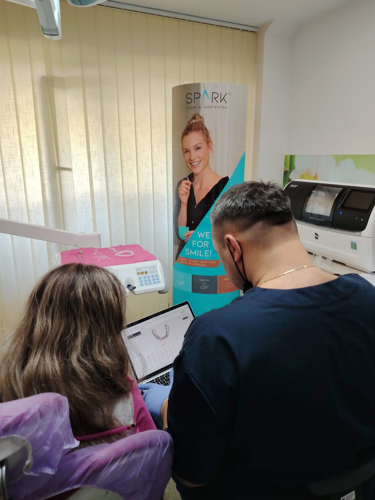 Planificare ortodontică digitală – medic și pacient analizând planul de tratament pe monitor la Denti Service Bacău