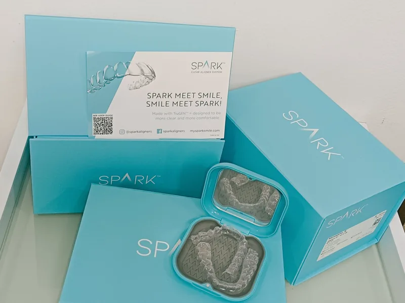 Kit Spark – cutie, etui și alignere transparente livrate pacientului la Denti Service Bacău