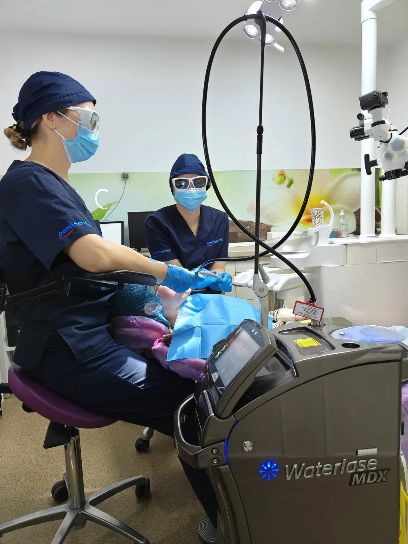 Echipa Denti Service utilizând WaterLase Biolase în cabinet — tratament asistat de laser